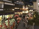 【祇園祭り】見事な彫刻や装飾で彩られた山車・屋台が繰り出し、成田山表参道やその周辺一帯を巡行します。