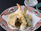 【季節の天ぷら盛り合わせ】旬の食材を使った天ぷらの盛り合わせです。
