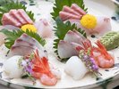【旬魚のお造り(2人前)】板長がその日の仕入れでオススメする旬魚をご提供します。