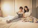【ホテルでの一日】旅の思い出を歓談しながら
