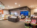 売店湯本富士屋ホテルオリジナルの「黒きんつば」をはじめ箱根・小田原の銘品を♪