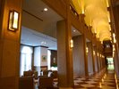 【廊下】高い天井と柔らかな間接照明。静かで穏やかな時間が流れています。