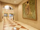 【館内】名画に迎えられる贅沢。到着した瞬間から始まる、美術館のような非日常のひととき。