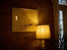 【ラウンジ】心落ち着くランプの灯りとアート。静かなラウンジで、大切な人と静かな語らいを。