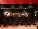 【バー】整然と並ぶ美しいカウンターチェア。お一人様でも気兼ねなく、贅沢なひとり時間を堪能できます。