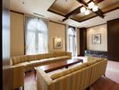【メンバーズサロン】ゆとりあるソファ配置でプライバシーにも配慮。大切な方との語らいや、ビジネスにも。