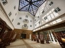 【館内】天窓から降り注ぐ柔らかな陽光。圧倒的な開放感を誇る吹き抜け空間が、ゲストを非日常へ。
