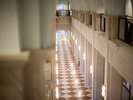 【廊下】2階から見下ろす圧巻の吹き抜け。お部屋へ向かう足取りも軽やかになる、上質な移動空間。