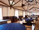 【ロサージュ】大人数の集まりにも対応可能な広々とした空間。細部にまでこだわった意匠が、魅了します。