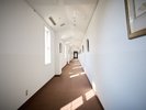 【館内】窓から差し込む明るい日差しに癒やされる空間。時間ごとに表情を変える光の芸術を愉しんで。