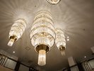 【ロビー】天井から降り注ぐ光の芸術、豪華シャンデリア。夜にはいっそう幻想的な輝きを放ちます。