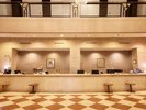 【フロント】重厚感あふれるカウンターで上質なおもてなし。笑顔のスタッフが、お客様の旅をサポート。