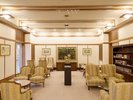 【ラウンジ】壁一面に並ぶ書籍が知的な滞在を演出。静寂に包まれた空間で、日常を忘れて一人の時間に没頭。