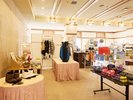【売店】アパレルから小物まで、上質なアイテムが並ぶ店内。