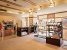 【売店】ご友人やご家族への贈り物に。ここでしか出会えない特別なギフトを、旅の記念にどうぞ。