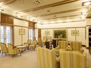 【ラウンジ】ソファに身を委ねる至福のひととき。外の景色を眺めながら、旅の疲れを優しく解きほぐして。