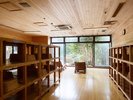【温泉】木の温もりに包まれる清潔な脱衣所。湯上がりのひとときも、ゆったりとお寛ぎいただけます。