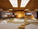 【館内|園庭茶室】石と砂が描く、水なき水の風景。屋内にいながら自然の息吹を感じる、癒やしのスポット。