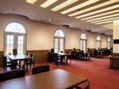 【朝食会場】視界が抜ける開放的なレイアウト。景色を主役に、ゆとりあるテーブル配置で安心のひとときを。