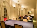 【夕食会場】ゆったりと愉しめるディナー。窓の外に広がる静寂と美食に癒やされる、贅沢な夜をどうぞ。