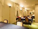 【夕食会場】開放感あふれる空間で、土地の恵みを堪能。大切な方と語らいながら、至福のひとときを。