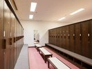 【館内|ロッカールーム】清潔感あふれる広々としたロッカー。プレーの準備や着替えも快適に。