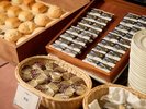 【朝食|パンコーナー】種類豊富なパンをご用意。ジャムやバターとお好みで。