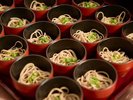 【朝食|一口麺】小分けになっているので食べやすい。お好みの薬味を添えて。