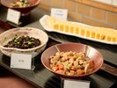 【朝食|バイキング】色鮮やかなお惣菜。地元食材を活かした創作メニューも楽しめます。