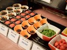 【朝食|一口小鉢】梅干しや漬物など、ご飯をより美味しくする名脇役たちが勢揃い。