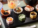 【朝食|彩り小鉢】目でも楽しめる華やかな盛り付け。少しずつ多彩な味を楽しめるのが定食の醍醐味。