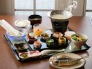 【朝食|和朝食膳】色鮮やかな小鉢が並ぶ贅沢な朝。火を入れて仕上げる湯豆腐と共に、心温まるひとときを。