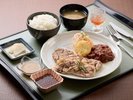 【ランチ|人気No.1ポークステーキ】溢れる肉汁と旨み。ホテル自慢の贅沢な逸品を。