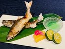 【別注|鮎の塩焼き】夕食に彩りを添える一皿。パリッとした皮目とふっくらした身が絶品。