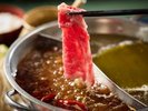 【夕食|2種のこだわり出汁】ピリ辛の火鍋出汁で食欲アップ。お肉をサッと潜らせて、至高の一口。