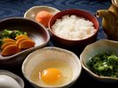 【夕食|〆の逸品】旨みが溶け出した出汁で楽しむ〆の時間。卵を絡めて最後まで贅沢に。