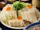 【夕食|火鍋を彩る野菜】旬の野菜や豆腐など、ヘルシーでボリューム満点。彩り豊かな食材が並びます。