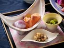 【夕食|季節の逸品】目でも楽しめる華やかな盛り付け。伊豆ならではの味覚を少しずつ贅沢に。