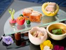 【夕食|彩り前菜盛り】少しずつ多彩な味を。旬の食材を繊細な技術で仕上げた、華やかな一皿。