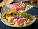【夕食|旬のお造り】見た目にも美しい一皿。季節ごとに変わる厳選された海の恵みを。