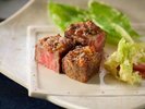 【夕食|肉料理】ジューシーな旨みを閉じ込めた逸品。肉本来の甘みを堪能できる仕上がり。
