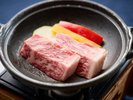 【夕食|和牛の陶板焼き】溢れる肉汁と和牛の香りがたまらない。お好みの焼き加減で楽しむ贅沢。