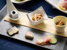 【夕食|前菜】コースの始まりを彩る華やかな小鉢。目でも楽しめる繊細なおもてなしを。