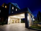 【外観】夜の静寂に輝く気品あふれる佇まい。大切な方との記念日やご旅行にふさわしい、贅沢な時間。