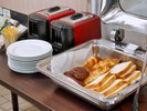 無料モーニングサービスパンと飲み物のシンプルなブレックファスト