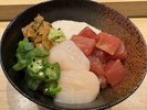 お好みの具材を好きなだけ 「めったら丼」「めったら」とは、津軽弁で“おいしそう”という意味の方言です
