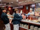 【食事会場】函館や北海道を代表するグルメが揃う出来たてコーナー