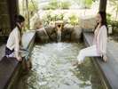 【足湯】玄関前にある足湯。夏は低めの温度になっているので、熱くなった体を冷やしてくれます。
