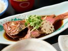 【夕食一例】煮魚:小金目鯛煮付。味はしみしみ、身はほくほくです!
