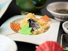 【夕食一例】油物:穴子天婦羅・トマトシート・湯葉巻真丈・茄子。揚げたてをどうぞ♪